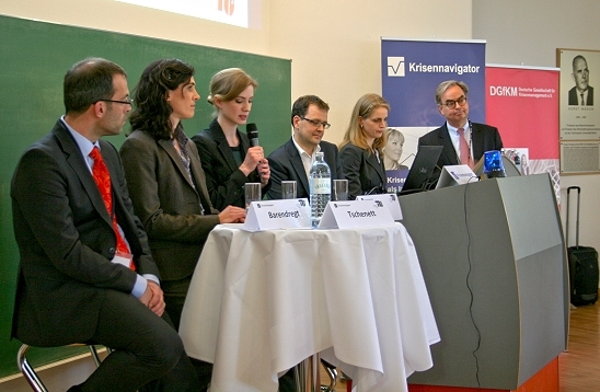 krisenkommunikationsgipfel_podium_548x358
